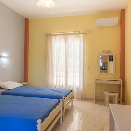 George's 3-bed With Garden Daire Kávos
