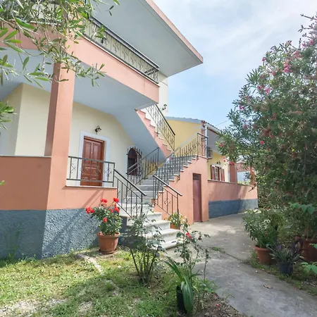 George's With Garden Apartment