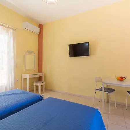 George's With Garden Apartment Kavos